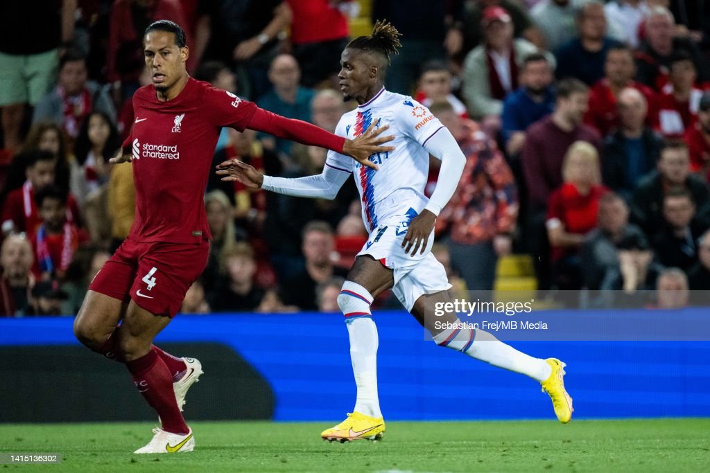 Wilfried Zaha và tình huống tranh chấp thắng cả Van Dijk